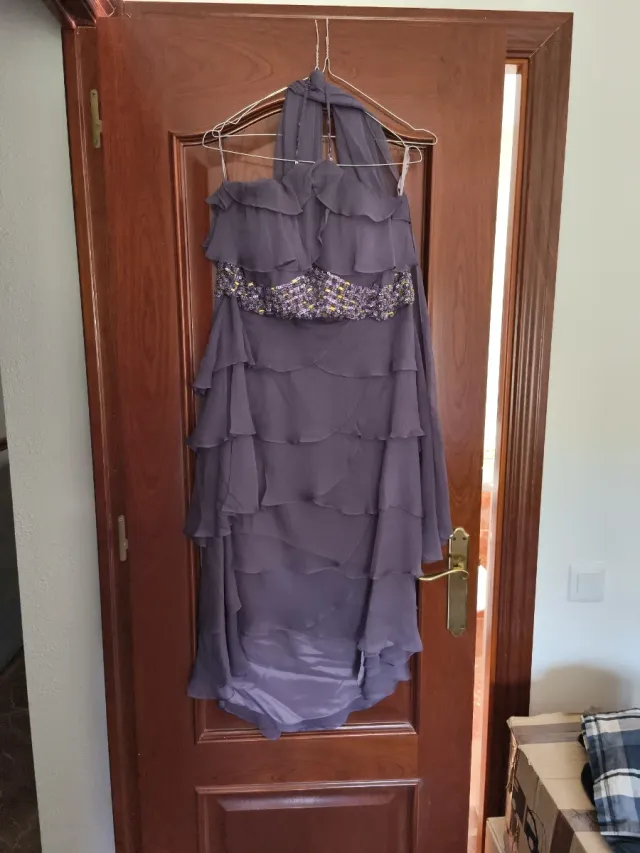 Vestido de fiesta morado con detalles dorados