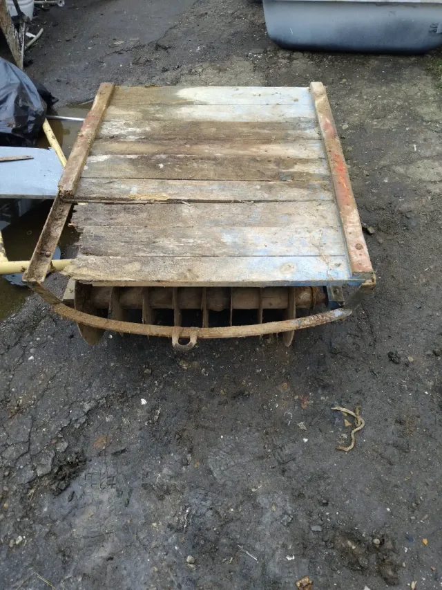 Trillo antiguo con ruedas