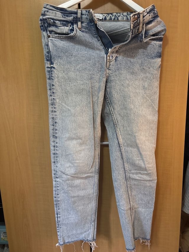 Vaqueros desgastados con rotos