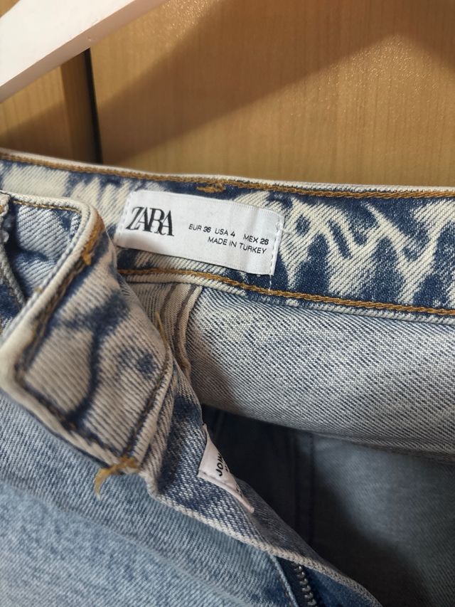 Vaqueros desgastados con rotos