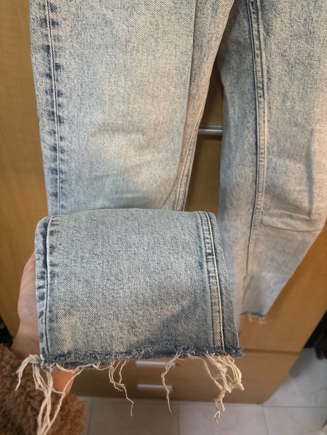 Vaqueros desgastados con rotos