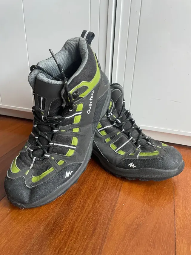 Botas de montaña Quechua negras y verdes