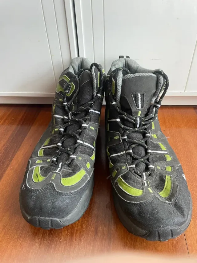 Botas de montaña Quechua negras y verdes