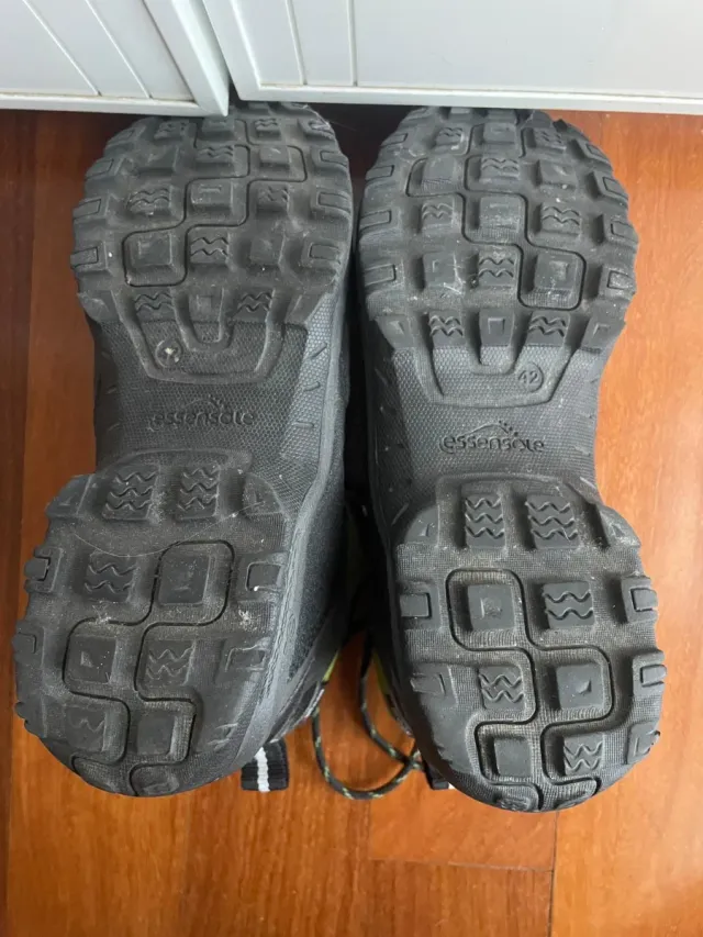 Botas de montaña Quechua negras y verdes