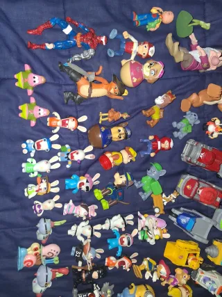 Colección de muñecos y vehículos