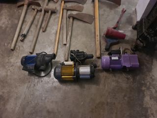 Lote de herramientas y bombas de agua