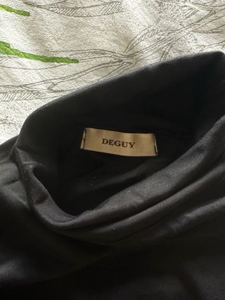 Camiseta cuello alto negra - básica y elegante