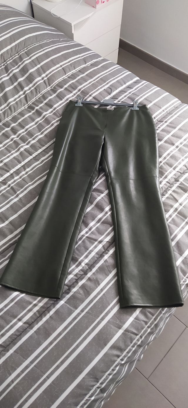Pantalón eco piel verde oliva