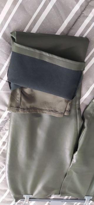 Pantalón eco piel verde oliva