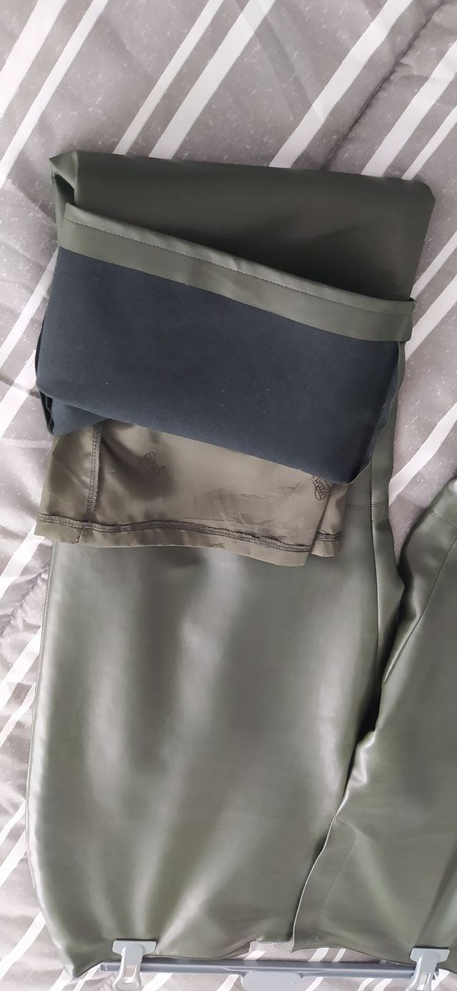 Pantalón eco piel verde oliva