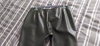 Pantalón eco piel verde oliva