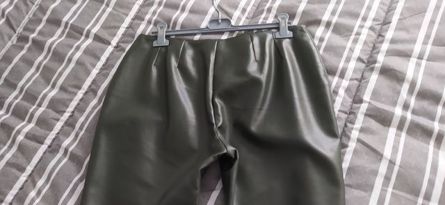 Pantalón eco piel verde oliva