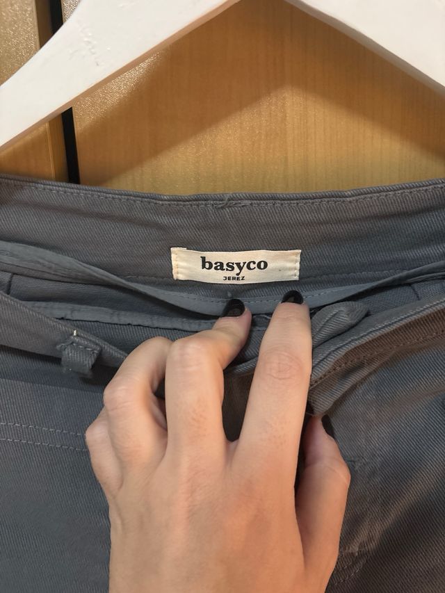 Vaqueros grises de pierna ancha