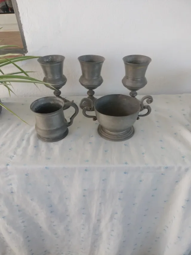 Antigüedades: Juego de copas y jarra.