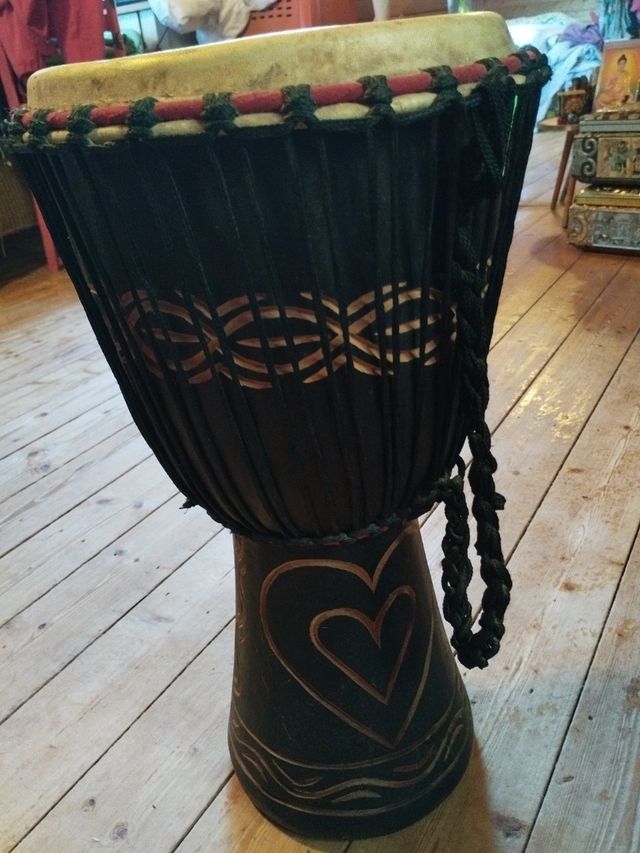 Djembe africano tallado