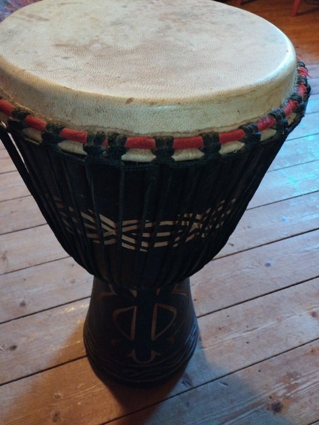 Djembe africano tallado