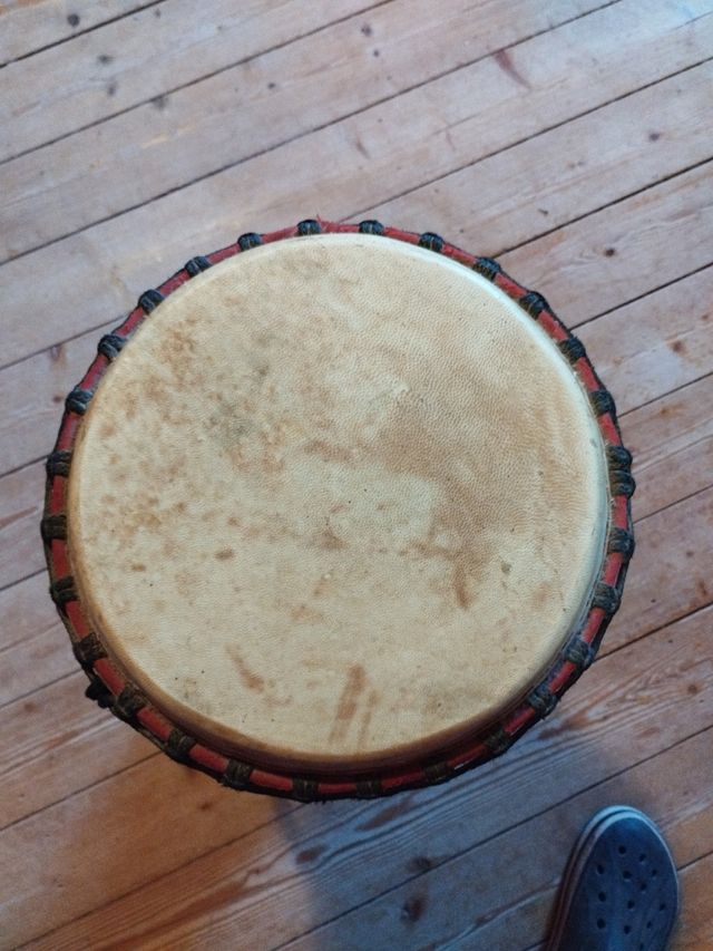 Djembe africano tallado
