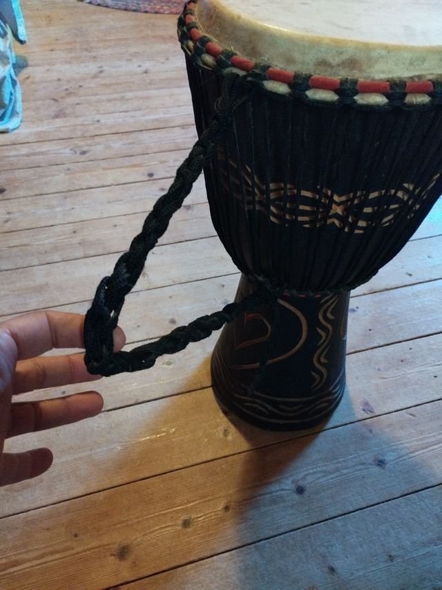 Djembe africano tallado