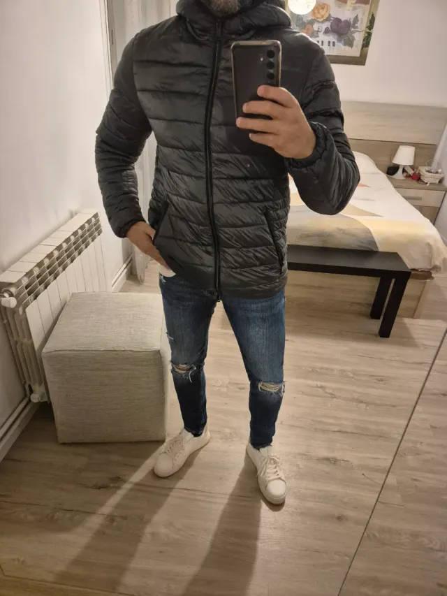 Chaqueta gris con capucha