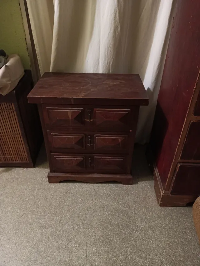 Mesita / cómoda antigua de madera maciza