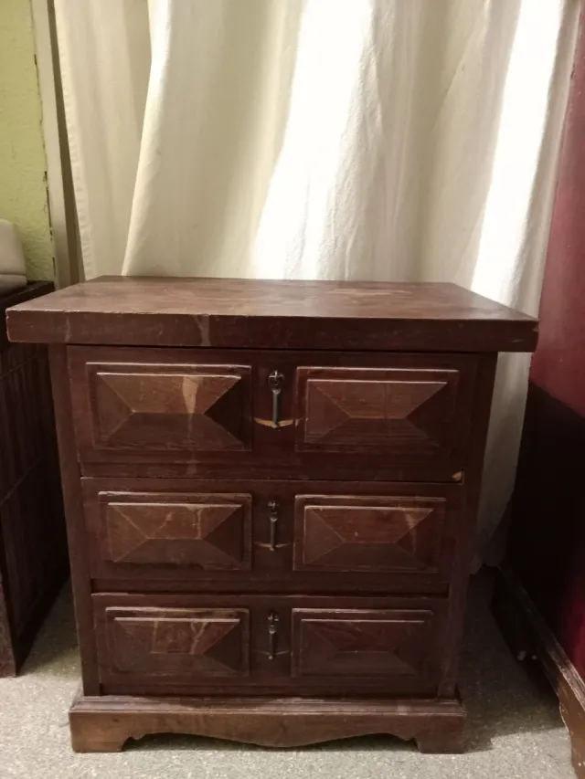 Mesita / cómoda antigua de madera maciza