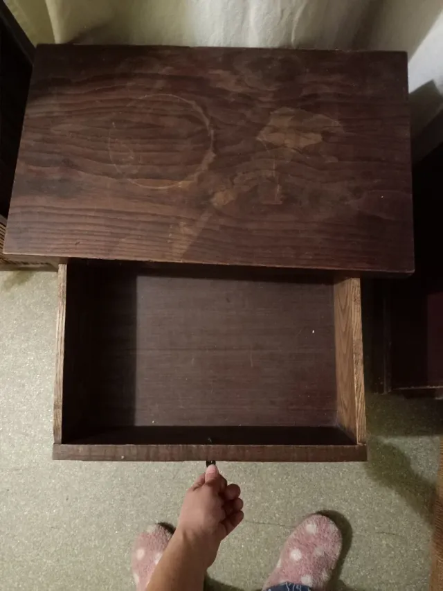 Mesita / cómoda antigua de madera maciza