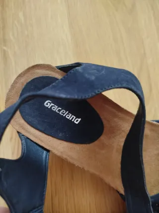 Sandalias azules y marrones