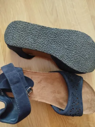 Sandalias azules y marrones