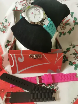 Reloj con correas de silicona intercambiable