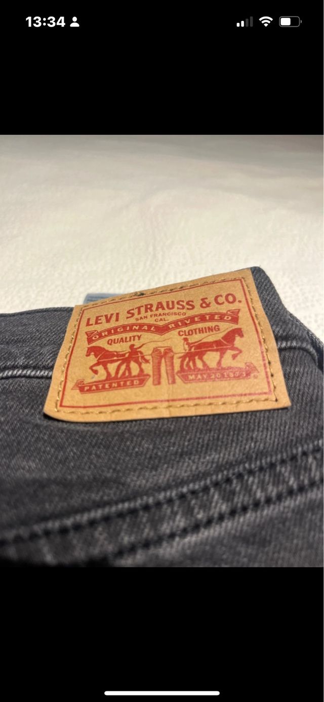 Vaqueros Levi's grises