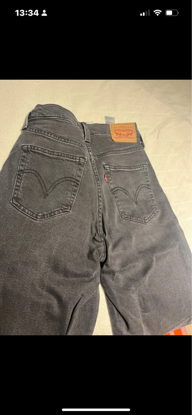 Vaqueros Levi's grises