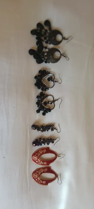 Conjunto de pendientes negros y rojos