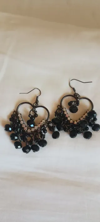 Conjunto de pendientes negros y rojos