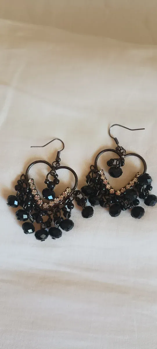 Conjunto de pendientes negros y rojos