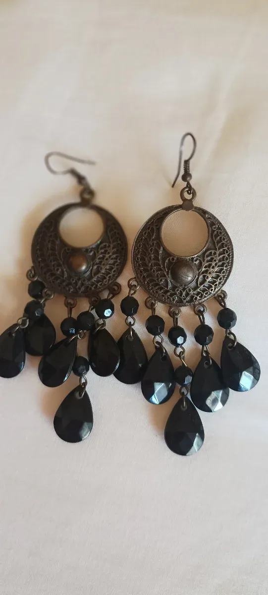 Conjunto de pendientes negros y rojos