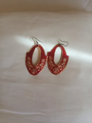 Conjunto de pendientes negros y rojos