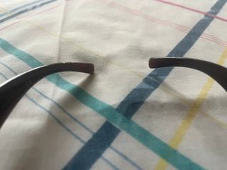 Gafas de sol Versace negras, detalle de joyas.