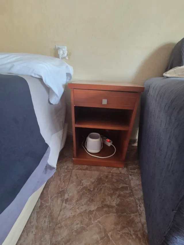 Mesita de noche madera y plástico