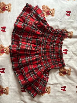Falda de cuadros roja con volantes
