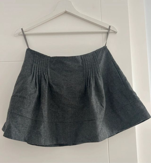 Falda gris plisada