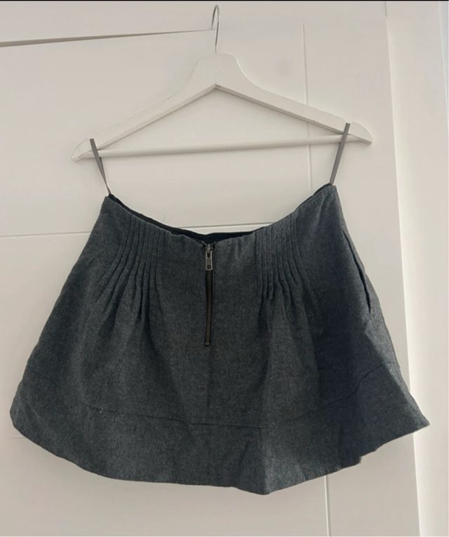 Falda gris plisada