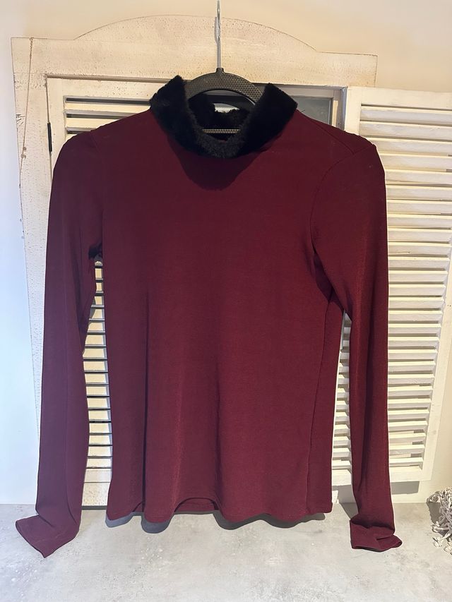 Camisa granate, cuello alto con pelo | L