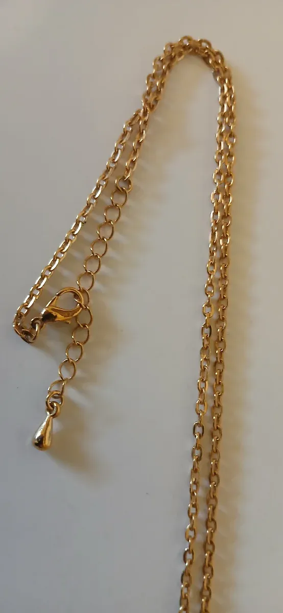 Collar dorado con colgante floral