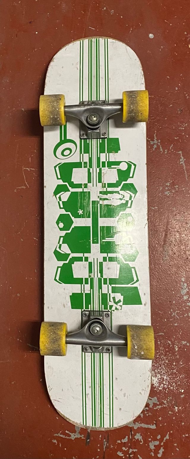 Skate Decathlon Blanco con Diseño Verde