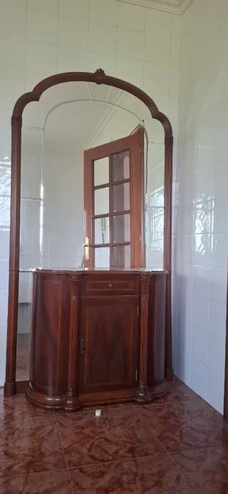 Espejo y aparador de madera