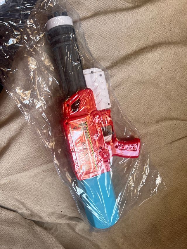 Pistola de agua infantil nueva