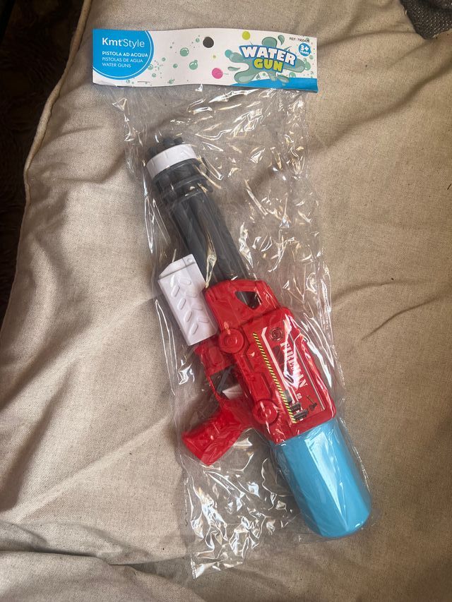 Pistola de agua infantil nueva
