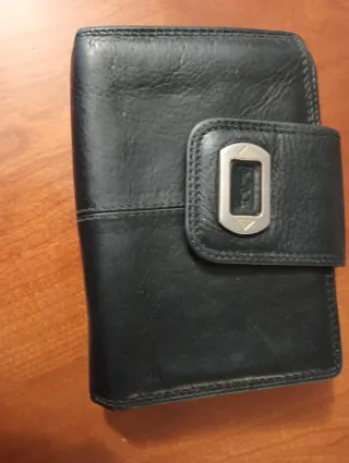 Cartera de piel negra