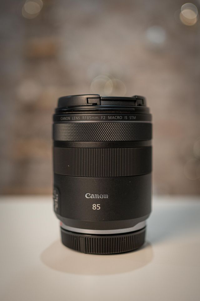 Canon RF 85mm F2 Macro IS STM