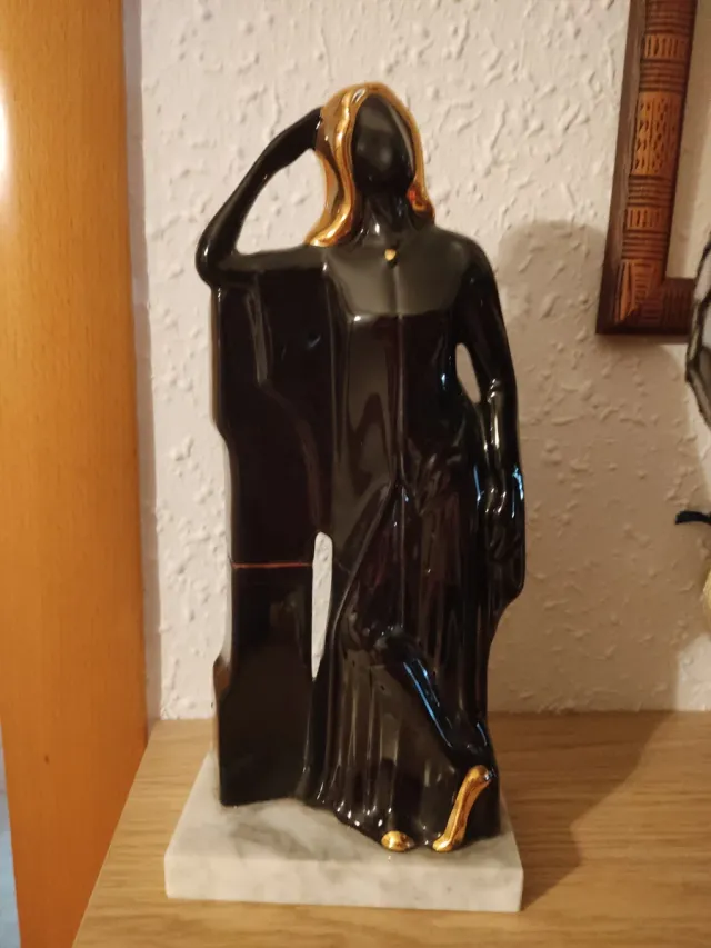 Figura mujer negra y dorada